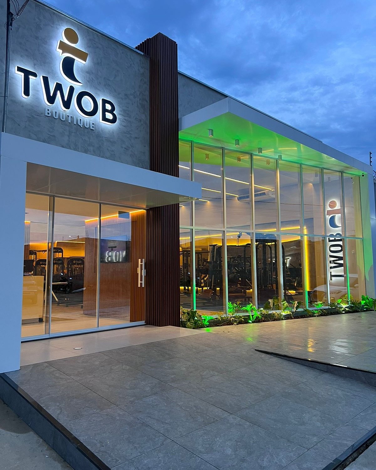 Fachada da loja TWOB Boutique com letreiro em letras caixa iluminadas