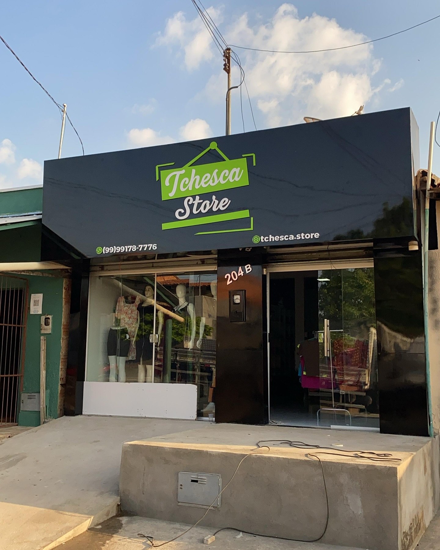 Fachada da Tchesca Store com painel e comunicação visual instalados