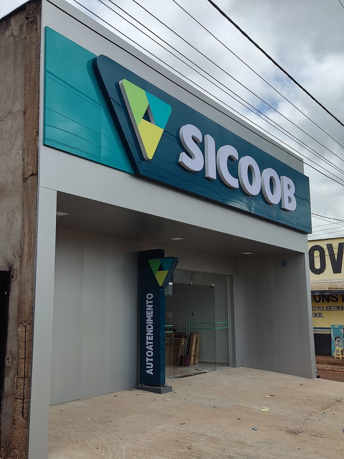 Sicoob — fachada em ACM com letras caixa