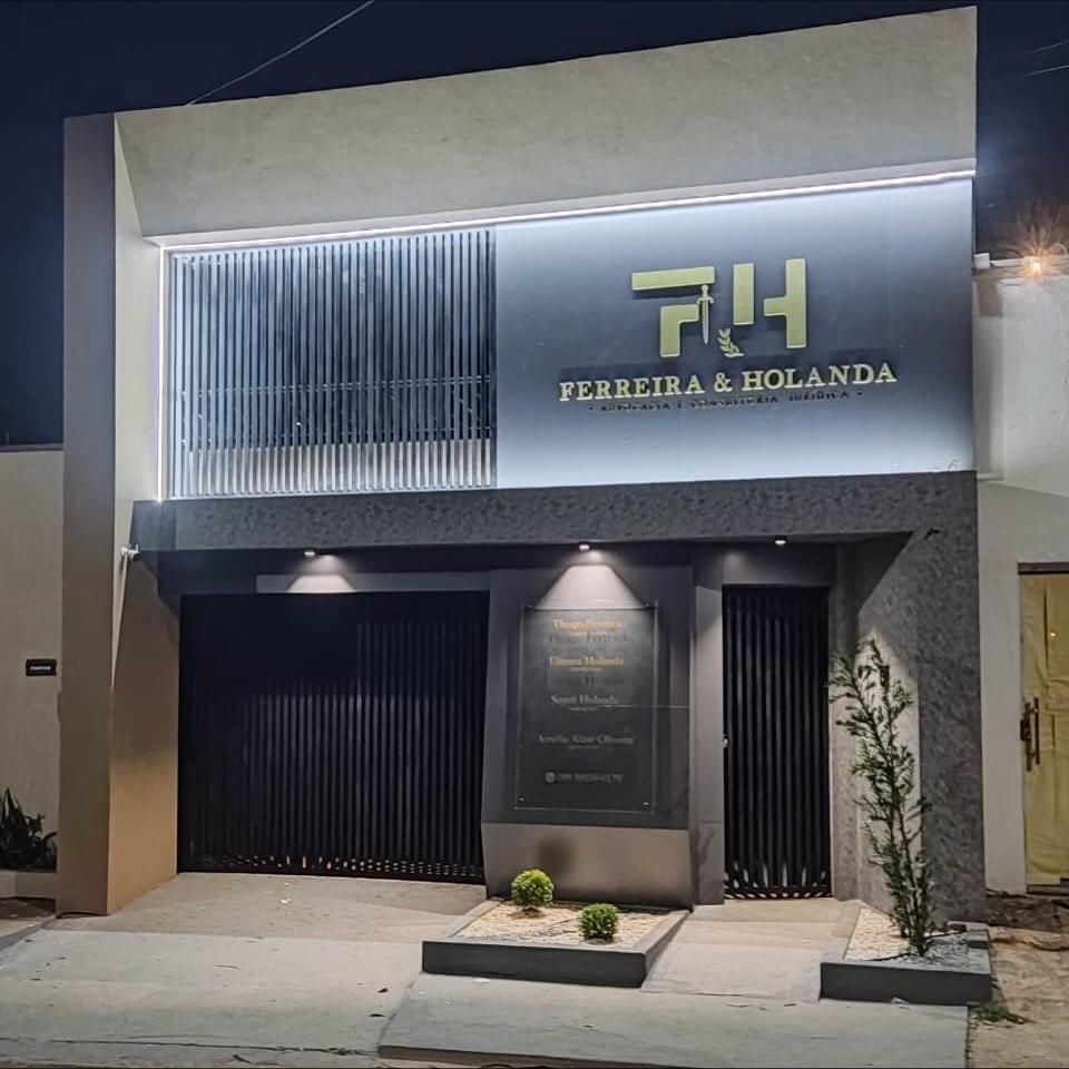 Fachada do escritório Ferreira & Holanda com letreiro iluminado produzido pela Aquarela