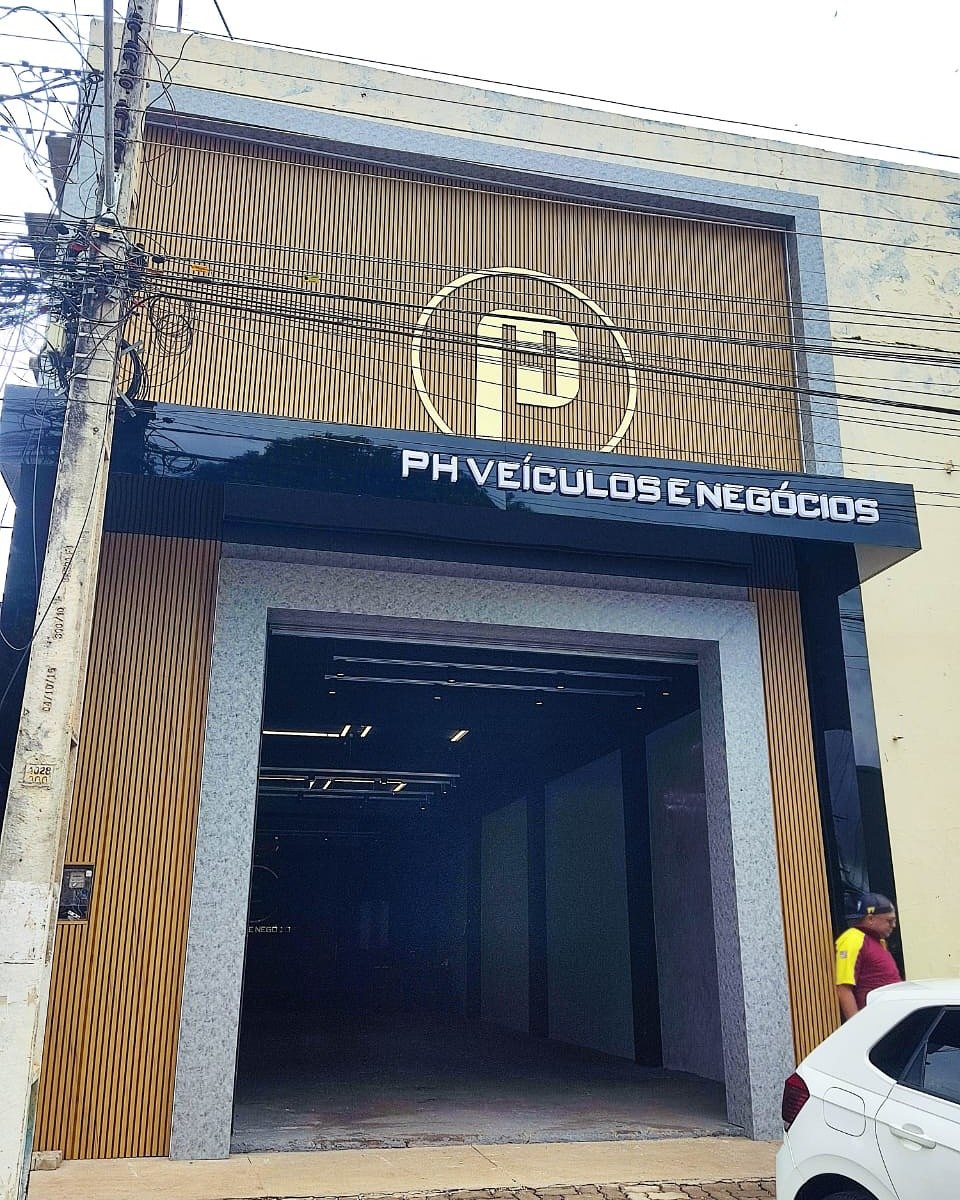 PH Veículos e Negócios — letreiro em fachada